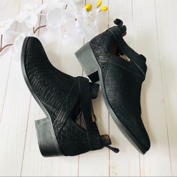 Genuine Suede Leather Cutout Buckle Ankle Chelsea Boots NWOB - Never Worn 8.5 - Picture 4 of 8